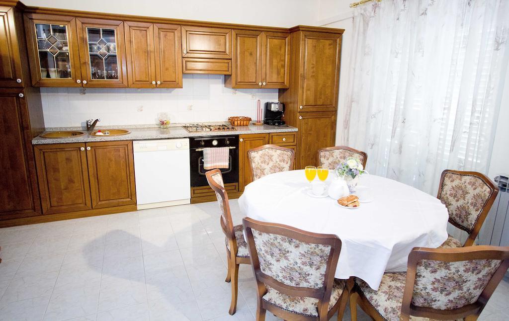 Apartment Pcelica Maja Podstrana Habitación foto